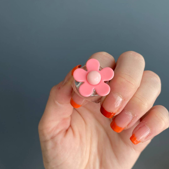 Y2K clear acrylic bubble ring w/ pink flower, 7.5 - Picture 4 of 6